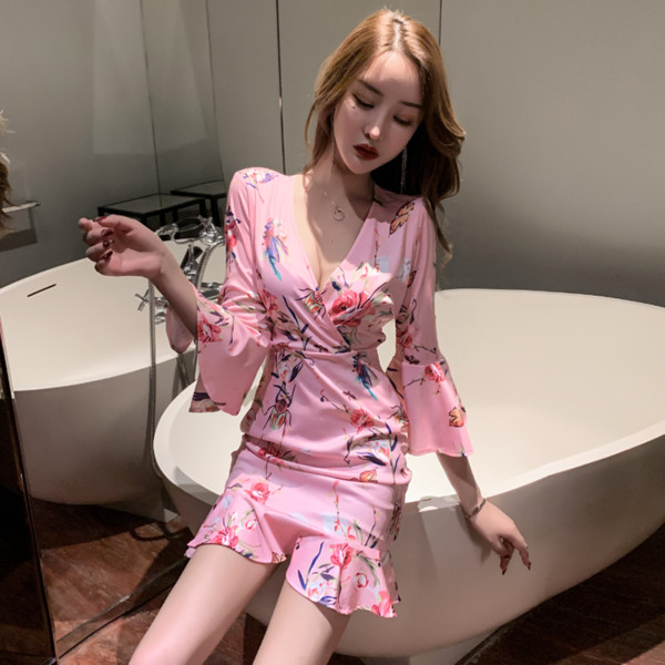 Стилна дамска рокля с флорални мотиви и 7/8 ръкав