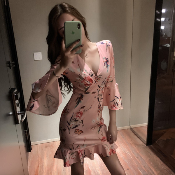 Стилна дамска рокля с флорални мотиви и 7/8 ръкав