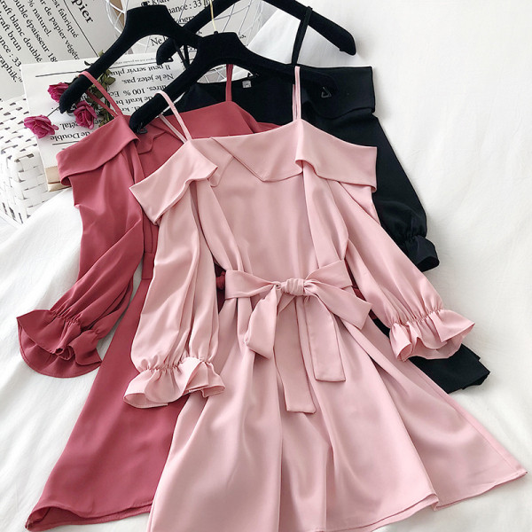 Пролетна дамска рокля с паднали ръкави и панделка 