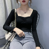 Moteriška palaidinė kvadratine iškirpte ir ilgomis rankovėmis