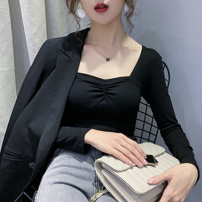 Moteriška palaidinė kvadratine iškirpte ir ilgomis rankovėmis