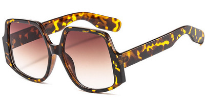 Нов модел слънчеви очила с квадратна форма