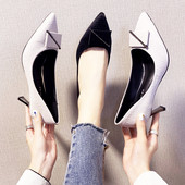 Дамски модерни обувки заострен модел с катарама 