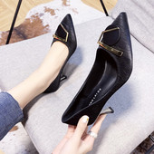 Modernūs moteriški batai plonu kulnu ir metaliniu elementu