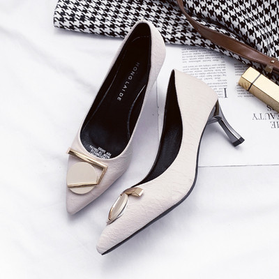 Модерни дамски обувки с тънък ток и метален елемент