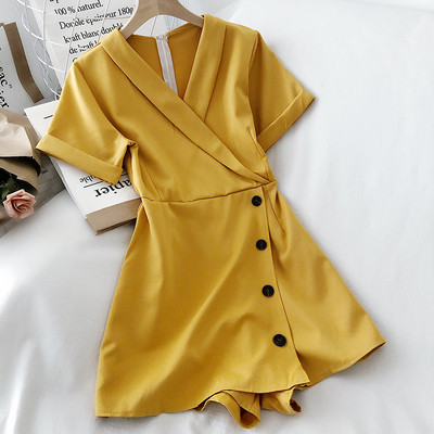 Модерен дамски гащеризон с шпиц деколте и копчета