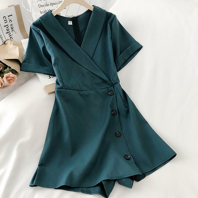 Модерен дамски гащеризон с шпиц деколте и копчета