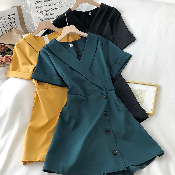 Модерен дамски гащеризон с шпиц деколте и копчета 