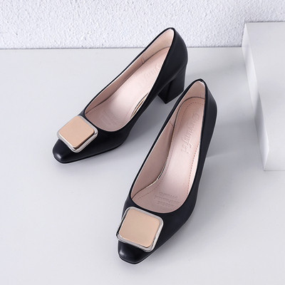 Дамски кожени обувки с квадратен ток и метален елемент