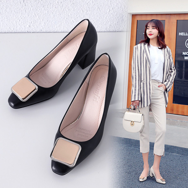 Дамски кожени обувки с квадратен ток и метален елемент 