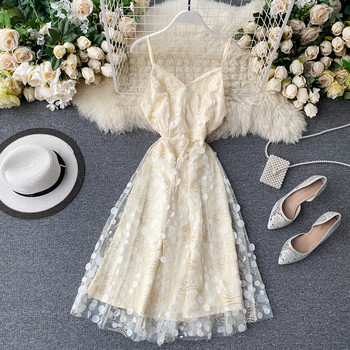 Стилна дамска рокля на точки с тънки презрамки