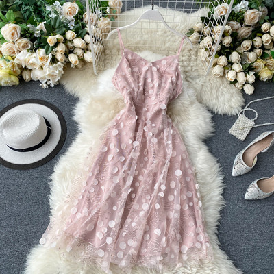 Стилна дамска рокля на точки с тънки презрамки