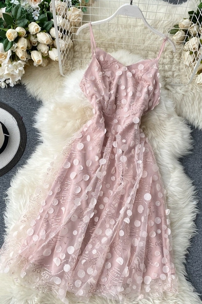 Стилна дамска рокля на точки с тънки презрамки 