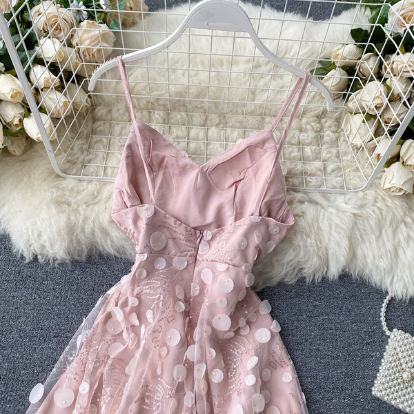 Стилна дамска рокля на точки с тънки презрамки 