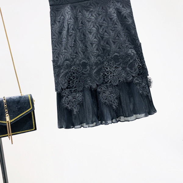 Модерна дамска пола с бродерия в черен цвят