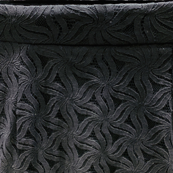 Модерна дамска пола с бродерия в черен цвят