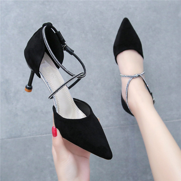 Дамски велурени сандали с метална закопчалка 