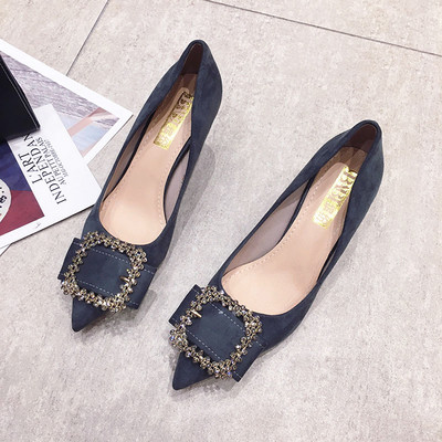 Дамски велурени обувки с метална катарама