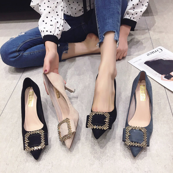 Дамски велурени обувки с метална катарама 