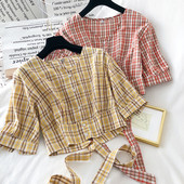 Карирана дамска блуза с шпиц деколте, копчета и връзки