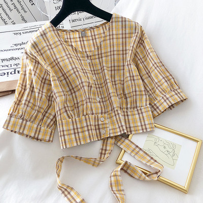 Карирана дамска блуза с шпиц деколте, копчета и връзки