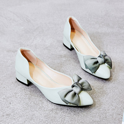 Кожени дамски обувки с панделка и дебел ток