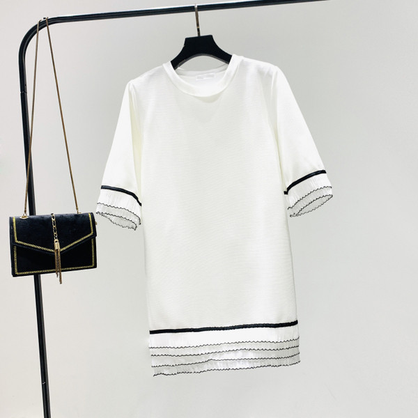 Модерна дамска къса рокля с овално деколте и къс ръкав