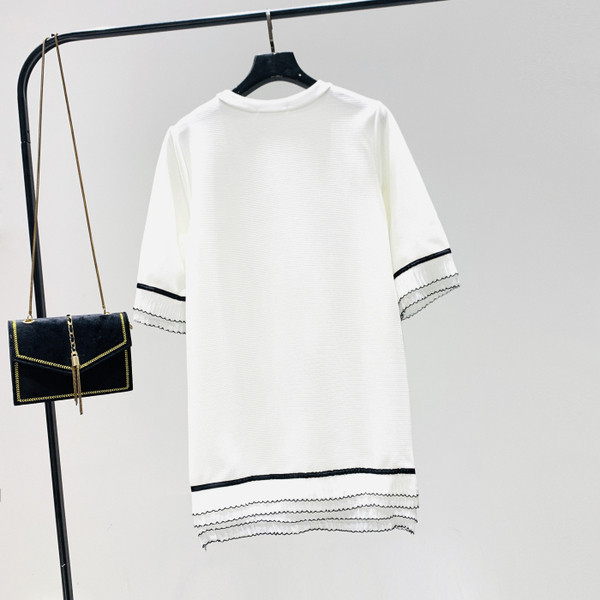 Модерна дамска къса рокля с овално деколте и къс ръкав