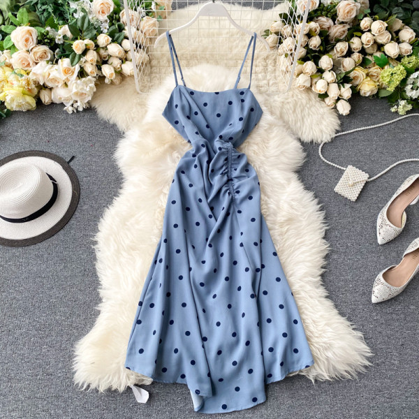 Ежедневна дамска рокля на точки и тънки презрамки