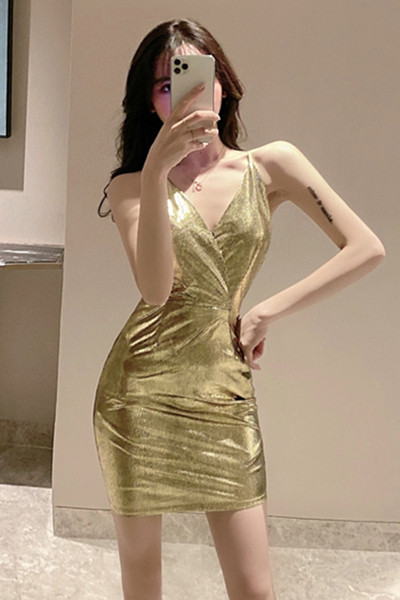 Дамска лъскава рокля с тънки презрамки и шпиц деколте