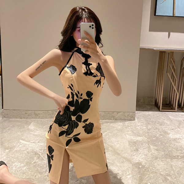 Нов модел дамска рокля с цепка и флорални мотиви