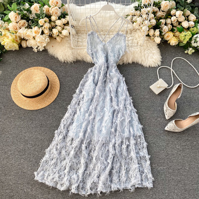 Модерна дамска рокля с кръстосани презрамки и V-образно деколте