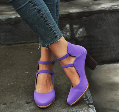 Модерни дамски обувки на висок дебел ток и катарама