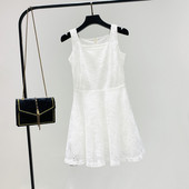 Разкроен модел дамска рокля с презрамки в бял цвят