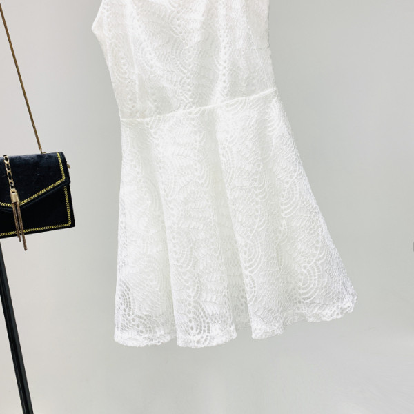 Разкроен модел дамска рокля с презрамки в бял цвят