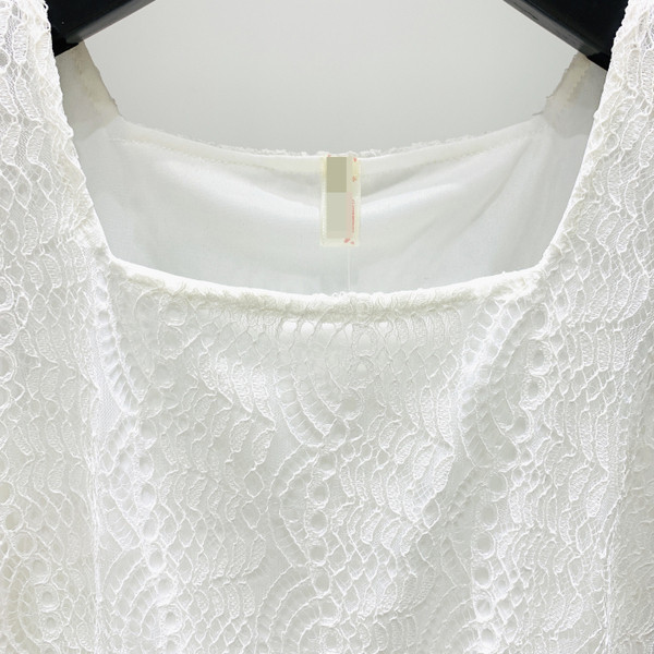 Разкроен модел дамска рокля с презрамки в бял цвят