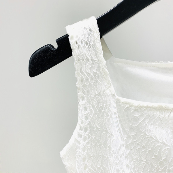 Разкроен модел дамска рокля с презрамки в бял цвят