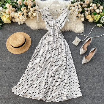 Модерна дамска рокля на точки и V-образно деколте