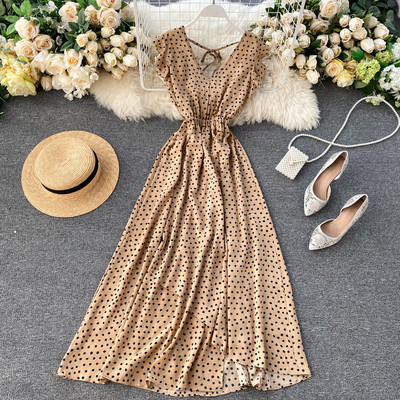 Модерна дамска рокля на точки и V-образно деколте