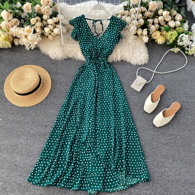 Модерна дамска рокля на точки и V-образно деколте