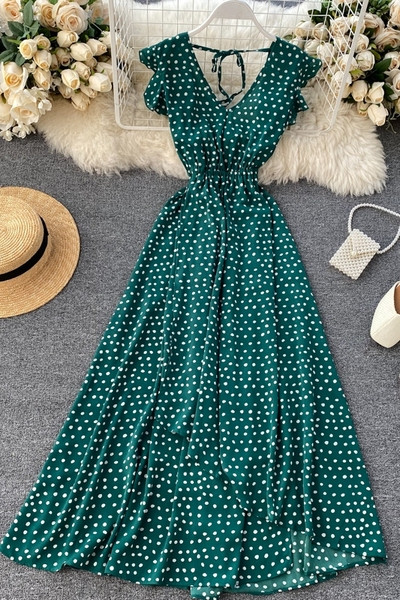 Модерна дамска рокля на точки и V-образно деколте 