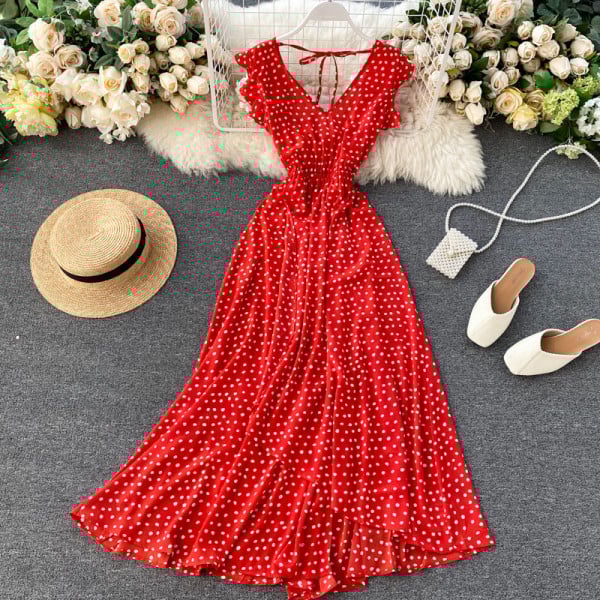 Модерна дамска рокля на точки и V-образно деколте 