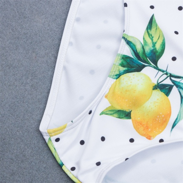 Цял бански костюм в бял цвят с широки презрамки и цветен десен с лимони