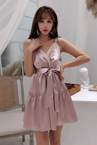 Актуална дамска рокля с V-образно деколте и перли