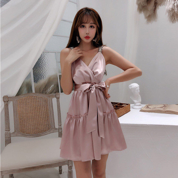 Актуална дамска рокля с V-образно деколте и перли