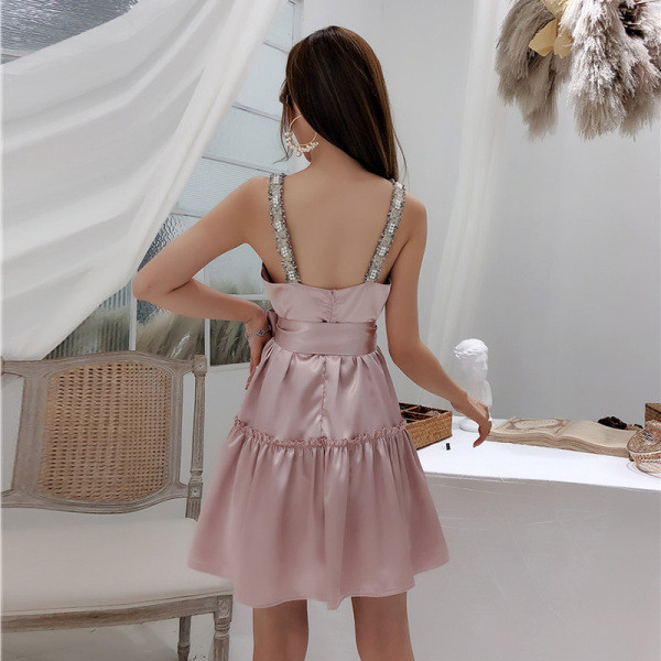 Актуална дамска рокля с V-образно деколте и перли