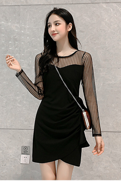 Стилна дамска черна рокля с дълъг ръкав и обло деколте