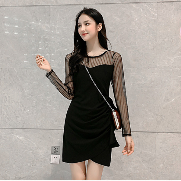 Стилна дамска черна рокля с дълъг ръкав и обло деколте