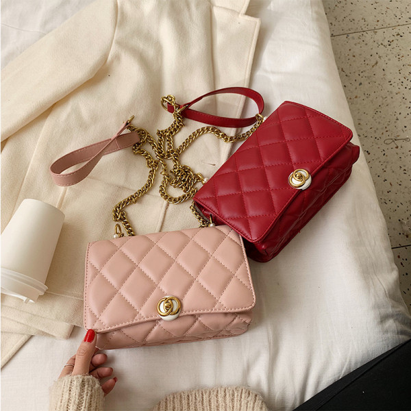 Модерна дамска чанта от еко кожа с метална закопчалка