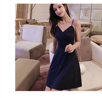 Дамска разкроена рокля с тънки презрамки и шпиц деколте